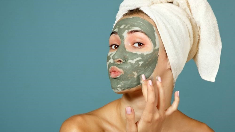 Маска из банок. Шери маска зеленая глина. Девушка с маской на лице. Женщина в маске для лица. Девушка наносит маску.
